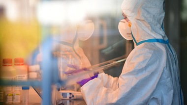 Coronavirus, il virologo Caruso: "Covid meno aggressivo e mutato"