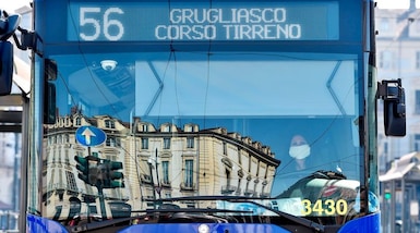 Coronavirus, chiede di indossare la mascherina a Torino: autista aggredita e gettata a terra