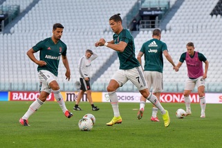 Juventus, partitella allo Stadium: tridente CR7, Dybala, Douglas