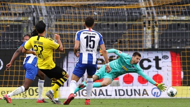 Emre Can, gol vittoria per il Dortmund. Poker Bayern con Coman