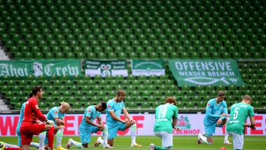Bundesliga, Werder Brema-Wolfsburg: tutti in ginocchio per George Floyd