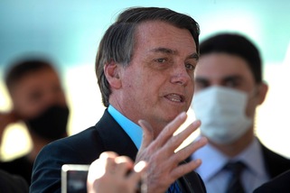 Brasile, Bolsonaro riceve una donna che dice di curare il Coronavirus