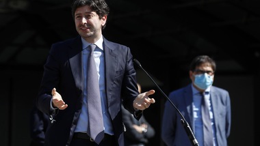 Coronavirus, Speranza firma accordo per un vaccino nato a Oxford