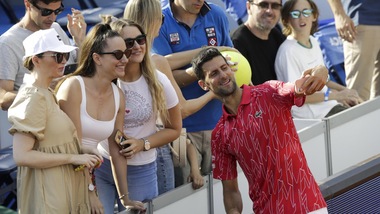 Djokovic fa impazzire Belgrado, tanti tifosi e poco distanziamento