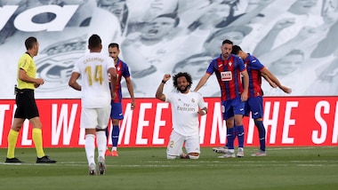 Real, la dedica di Marcelo: in ginocchio per Floyd