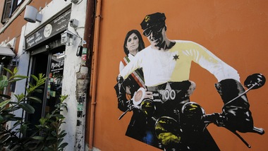 Roma, Alberto Sordi in moto con Virginia Raggi: il tributo di Harry Greb