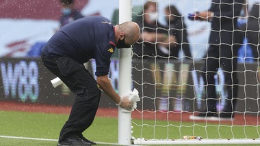 Premier, sanificazione anti-Coronavirus in Aston Villa-Sheffield