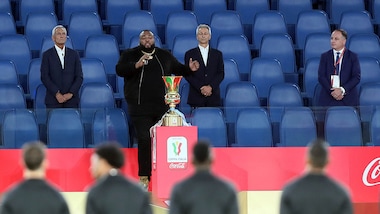 Napoli-Juve, Sylvestre si interrompe durante l'Inno: imbarazzo a Roma