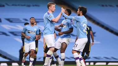 Premier, il City batte l'Arsenal 3-0. Goal line protagonista in Aston Villa-Sheffield