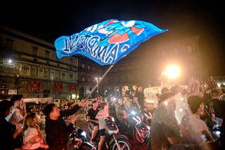 Napoli, polemica tra sindaco e Oms per la festa dei tifosi in piazza