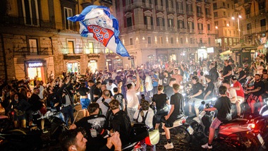 Tarro contro l'Oms: "Dice stupidaggini, festa a Napoli senza rischi"