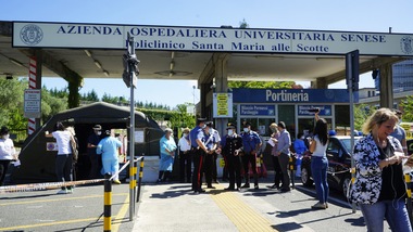 Zanardi, le foto all'esterno dell'ospedale