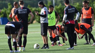 Bologna-Juve, la squadra di Mihajlovic in campo con una maglia personalizzata