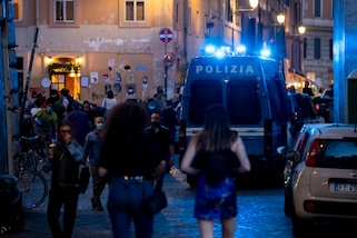 Coronavirus, a Roma chiusi tre locali per assembramento