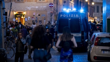 Coronavirus, a Roma chiusi tre locali per assembramento