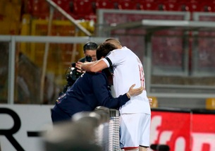 Lecce-Milan, Rebic segna e abbraccia un raccattapalle giallorosso