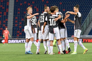 Bologna-Juve 0-2, abbracci bianconeri: Sarri saluta Mihajlovic e poi lo batte