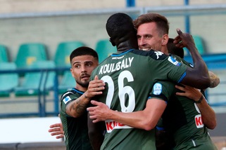 Verona-Napoli 0-2: Milik e Lozano decisivi. Simeone d'oro per il Cagliari