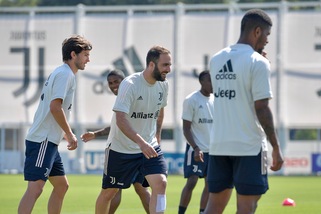 Juve, Higuain corre con il gruppo: Sarri ci spera