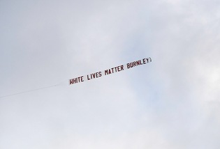 Burnley, l'autore dello striscione radiato a vita dallo stadio e licenziato