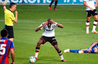 L'autogol di Kondogbia condanna il Valencia. Florenzi in campo mezz'ora