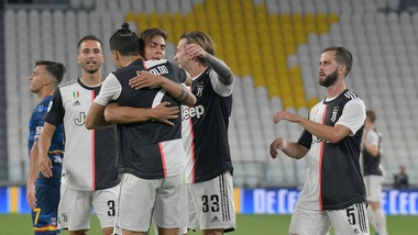 Juve, abbraccio Dybala-Ronaldo: che poker al Lecce!