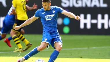 Kramaric segna un rigore no look al Borussia Dortmund