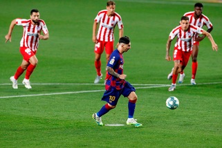 Arthur resta in panchina, Messi fa 700: il Barcellona pareggia con l'Atletico