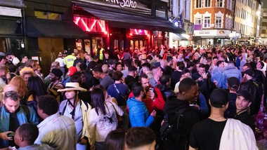 Coronavirus, folla di gente alla riapertura dei pub. Londra in allarme