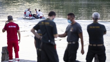 Cade un elicottero nel Tevere: in corso le ricerche