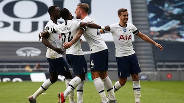 Mourinho vince il derby contro l'Arsenal. Ancelotti in caduta libera, crolla il Leicester