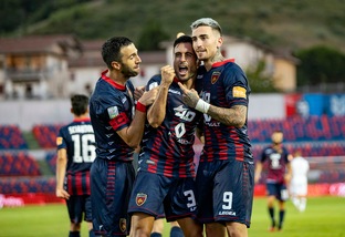 Il Cosenza non molla la zona playout: 2-1 al Perugia con un super Baez