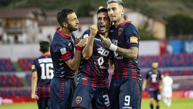 Il Cosenza non molla la zona playout: 2-1 al Perugia con un super Baez
