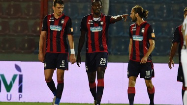 Il Crotone vede la Serie A, pari show per Nesta. Poker Salernitana
