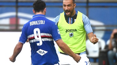 Doppietta di Bonazzoli e abbraccio con Quagliarella. Festa Samp contro il Cagliari