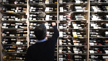 Vino, il brindisi da piscina scalza le degustazioni