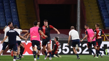 Rigore sbagliato e autogol: Lecce ko, al Genoa la sfida salvezza