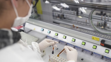 Coronavirus, 17enne positiva a Riccione: 40 giovani in isolamento