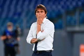 Conte, malumore e stoccata ai dirigenti dell'Inter: i social impazziscono