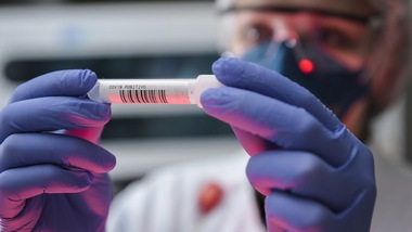 Coronavirus, in Spagna aumentano i focolai: sotto accusa discoteche e raccolta frutta