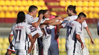 Il Crotone batte il Livorno 5-1: è in Serie A dopo il pari dello Spezia