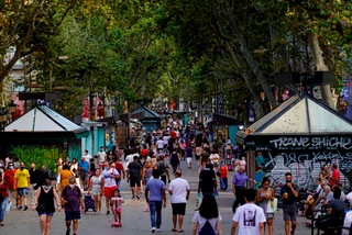 Coronavirus, in Catalogna salgono i contagi: chiusi pub e discoteche