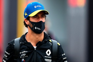 F1, Ricciardo: "Vettel deve cambiare mentalità in una scuderia di seconda fascia"