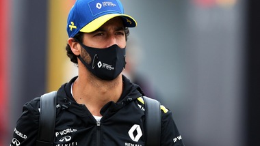 F1, Ricciardo: "Vettel deve cambiare mentalità in una scuderia di seconda fascia"