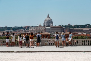 Roma, tragedia nella notte: si butta dalla terrazza del Pincio e muore