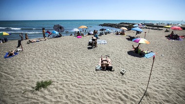 Napoli, scappa in mare per non essere arrestato: raggiunto con il pattino