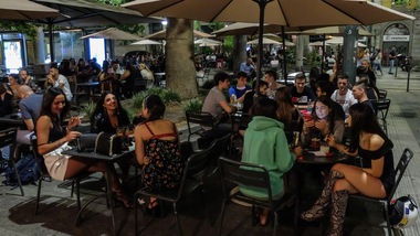 L'allarme dell'Oms per il Coronavirus: "I giovani potrebbero provocare nuovi picchi"