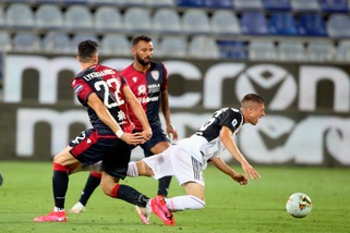 Cagliari-Juve, la moviola: Lykogiannis se la cava, manca l’ammonizione