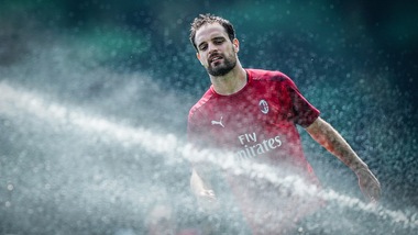 Milan al lavoro sotto il sole: docce rinfrescanti per la squadra