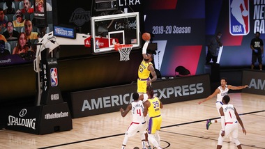 Nba, si riparte nel segno di LeBron e Davis. Male Melli, zero punti